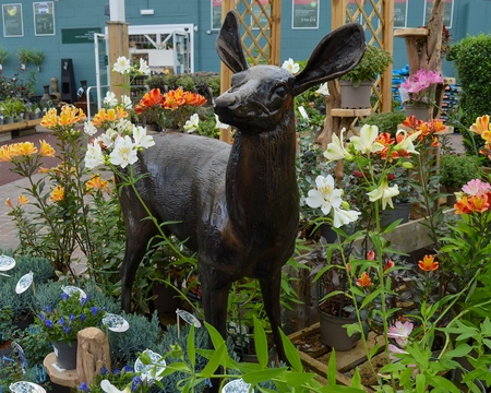 DOE HEAD UP FACING RIGHT METAL ORNAMENT - image 1