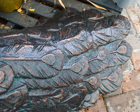 PEACOCK FEEDING METAL ORNAMENT - image 4