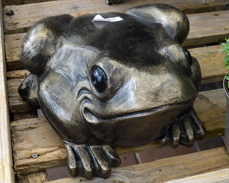 TOAD SITTING METAL ORNAMENT - image 1